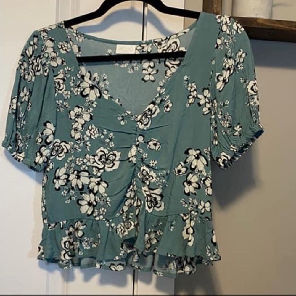 Super cute top blueish in colour